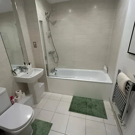Stylish 3 Bed Near Downtown & Free Parking Apartment