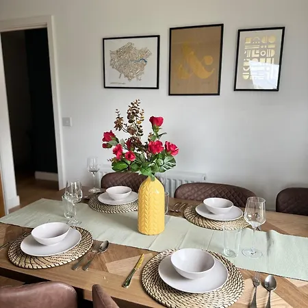Stylish 3 Bed Near Downtown & Free Parking Apartment *
