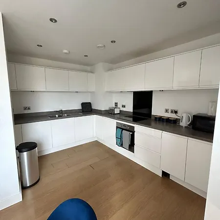 Stylish 3 Bed Near Downtown & Free Parking Apartment *