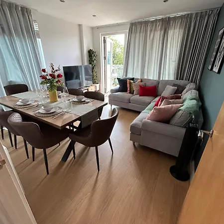 Apartment Stylish 3 Bed Near Downtown & Free Parking London