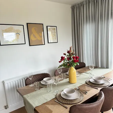 Stylish 3 Bed Near Downtown & Free Parking *