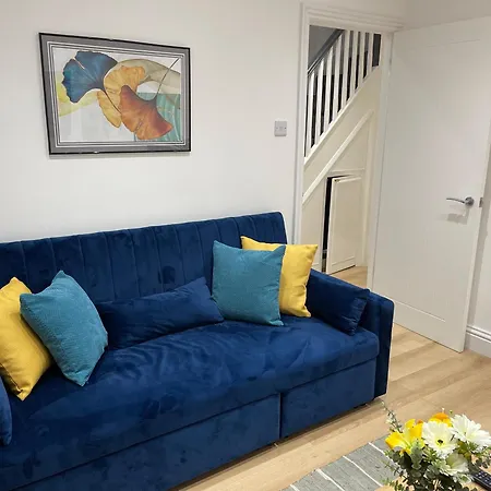 Beautiful Newly Renovated House Sleeps 6 People, Only 12 Minutes By Tube To Oxford Circus Holiday home