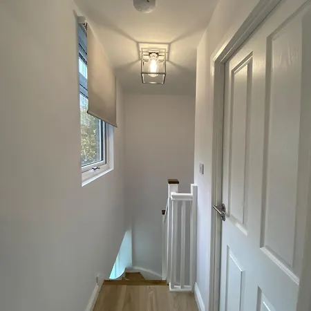 Beautiful Newly Renovated House Sleeps 6 People, Only 12 Minutes By Tube To Oxford Circus Holiday home