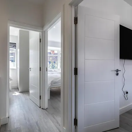 Modern With Driveway Parking For 2 Vehicles, Near Tottenham Hotspur Stadium, White Hart Lane Train Station Holiday home London