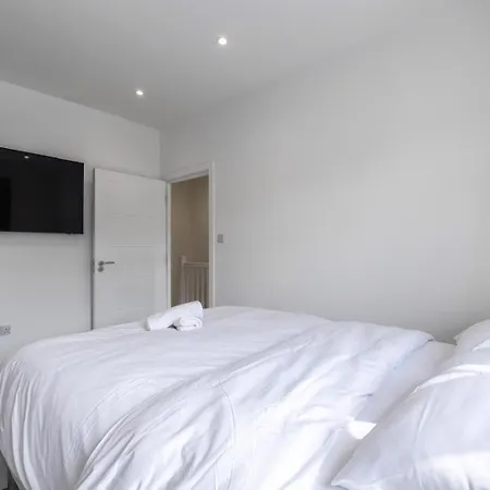 Modern With Driveway Parking For 2 Vehicles, Near Tottenham Hotspur Stadium, White Hart Lane Train Station Holiday home *