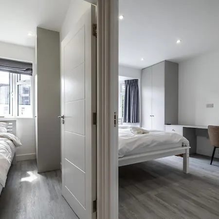 Holiday home Modern With Driveway Parking For 2 Vehicles, Near Tottenham Hotspur Stadium, White Hart Lane Train Station London