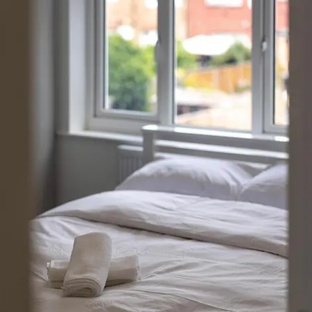 Modern With Driveway Parking For 2 Vehicles, Near Tottenham Hotspur Stadium, White Hart Lane Train Station Londra