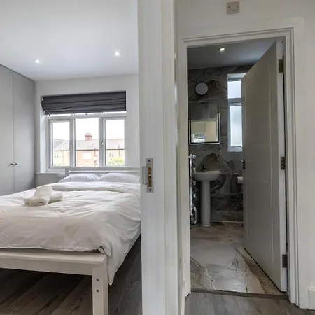 Modern With Driveway Parking For 2 Vehicles, Near Tottenham Hotspur Stadium, White Hart Lane Train Station Holiday home