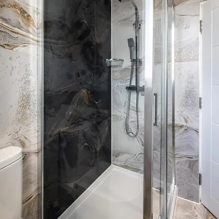 Modern With Driveway Parking For 2 Vehicles, Near Tottenham Hotspur Stadium, White Hart Lane Train Station Holiday home *