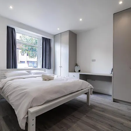 Modern With Driveway Parking For 2 Vehicles, Near Tottenham Hotspur Stadium, White Hart Lane Train Station Holiday home