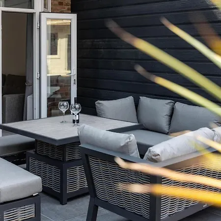 Modern With Driveway Parking For 2 Vehicles, Near Tottenham Hotspur Stadium, White Hart Lane Train Station London