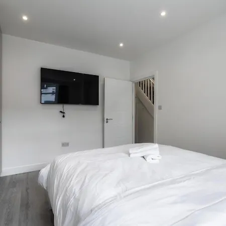 Modern With Driveway Parking For 2 Vehicles, Near Tottenham Hotspur Stadium, White Hart Lane Train Station Londra