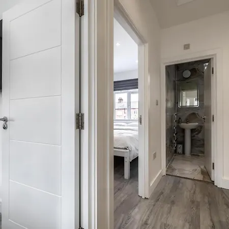 Casa vacanze Modern With Driveway Parking For 2 Vehicles, Near Tottenham Hotspur Stadium, White Hart Lane Train Station *