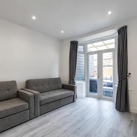 Modern With Driveway Parking For 2 Vehicles, Near Tottenham Hotspur Stadium, White Hart Lane Train Station Londra