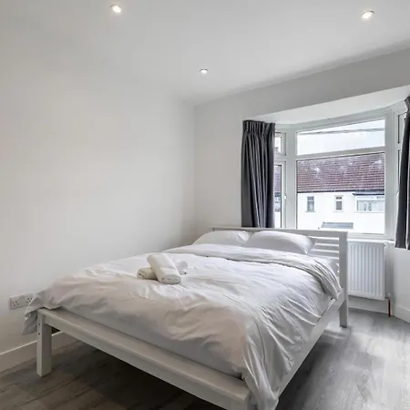Modern With Driveway Parking For 2 Vehicles, Near Tottenham Hotspur Stadium, White Hart Lane Train Station * London