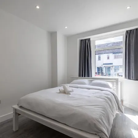 Modern With Driveway Parking For 2 Vehicles, Near Tottenham Hotspur Stadium, White Hart Lane Train Station
