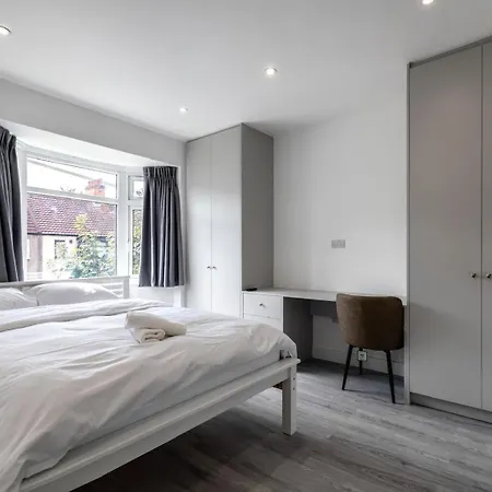 Casa vacanze Modern With Driveway Parking For 2 Vehicles, Near Tottenham Hotspur Stadium, White Hart Lane Train Station