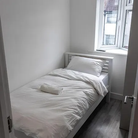 Holiday home Modern With Driveway Parking For 2 Vehicles, Near Tottenham Hotspur Stadium, White Hart Lane Train Station London