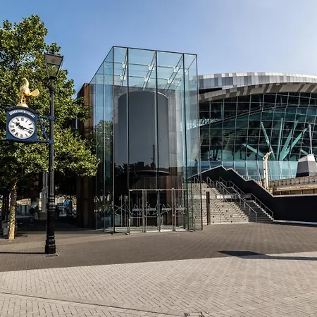 Modern With Driveway Parking For 2 Vehicles, Near Tottenham Hotspur Stadium, White Hart Lane Train Station