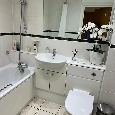 1 Bed Apartment, Sleeps 4, Free Parking, East Croydon, Gr London