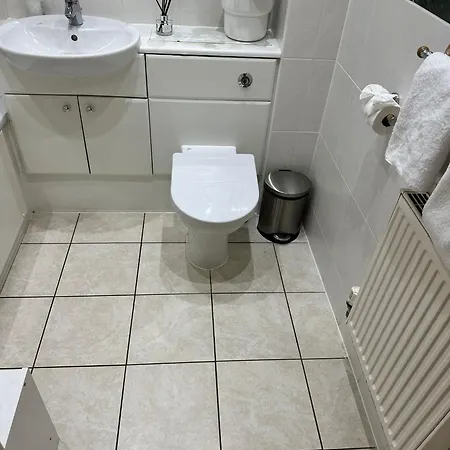 Apartment 1 Bed Apartment, Sleeps 4, Free Parking, East Croydon, Gr London
