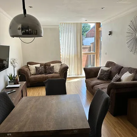 Apartment 1 Bed Apartment, Sleeps 4, Free Parking, East Croydon, Gr London *