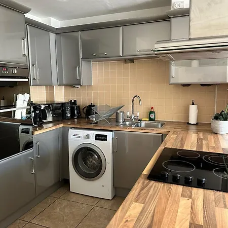 1 Bed Apartment, Sleeps 4, Free Parking, East Croydon, Gr London