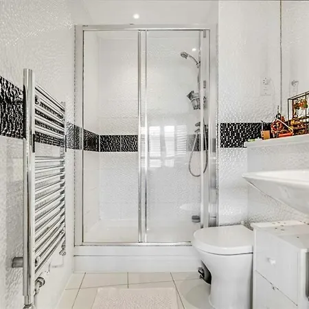 Apartment Stylish 2-bed - Check Profile London