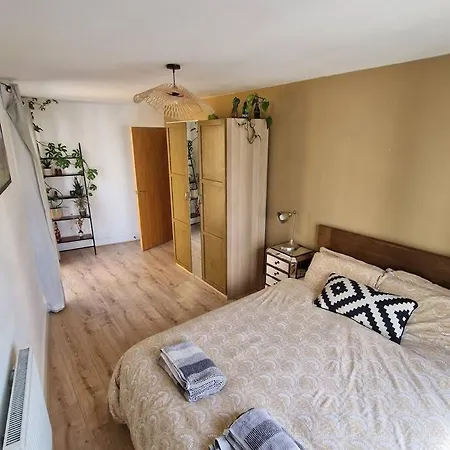 Stylish 2-bed - Check Profile Apartment