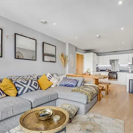 Stylish 2-bed - Check Profile Apartment London