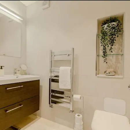 Gorgeous 4-level 3br - Check Profile Apartment