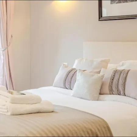 Gorgeous 4-level 3br - Check Profile * London