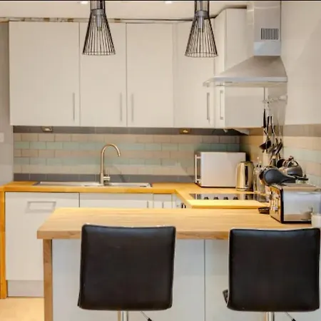 Gorgeous 4-level 3br - Check Profile Apartment *