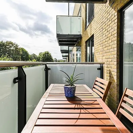 Luxury Lewisham - Zone 2 *