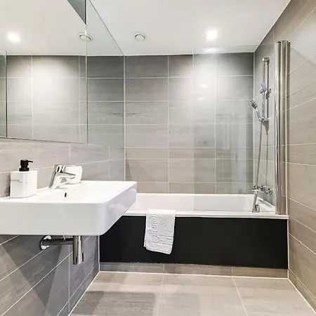 Luxury Lewisham - Zone 2 *