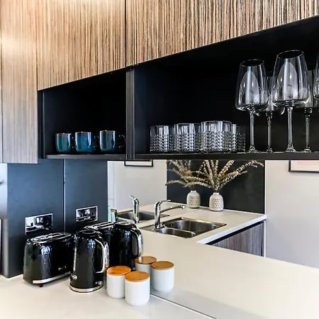 Luxury Lewisham - Zone 2 *