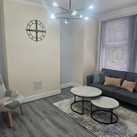Apartment House With Garden London