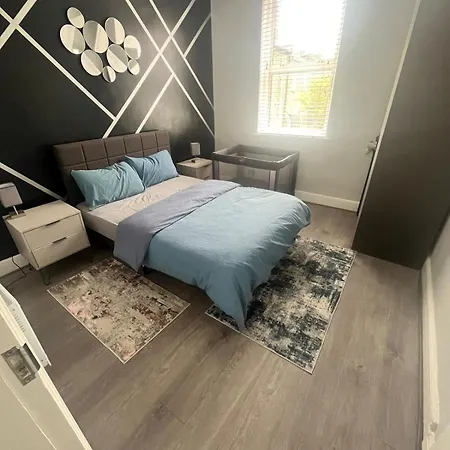 Apartment House With Garden London