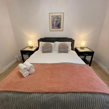 Beautiful Newly Renovated House Sleeps 6 People, Only 12 Minutes By Tube To Oxford Circus London