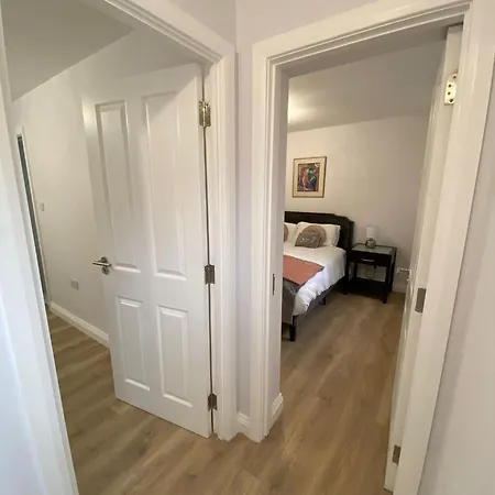 Beautiful Newly Renovated House Sleeps 6 People, Only 12 Minutes By Tube To Oxford Circus Holiday home London