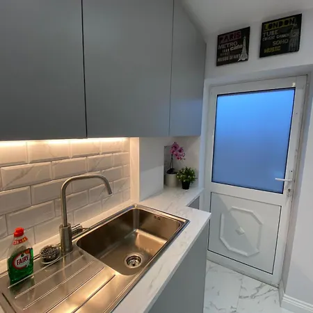 Beautiful Newly Renovated House Sleeps 6 People, Only 12 Minutes By Tube To Oxford Circus * London