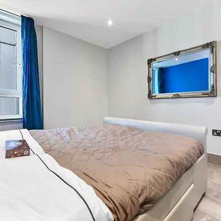 Luxury 2 Bed Close To *