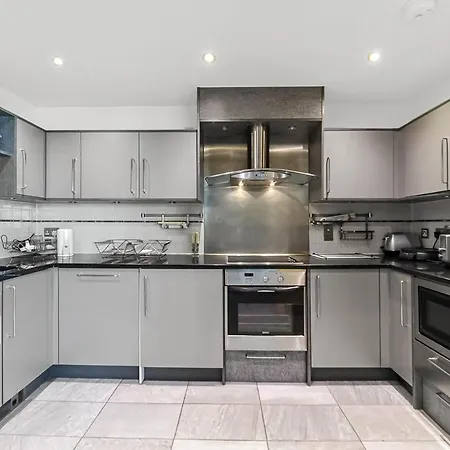 Luxury 2 Bed Close To * London