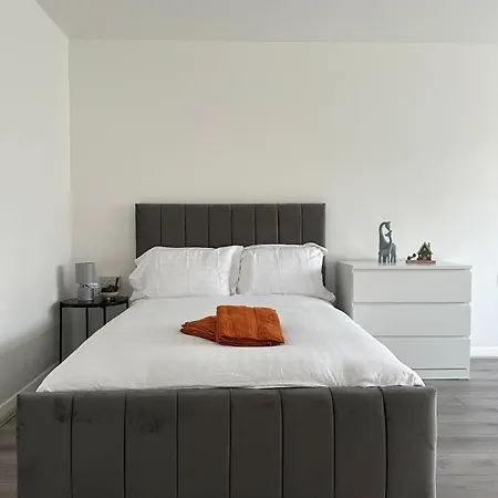 Modern In A 4 Bedroom Flat In London, Shared Bathroom! Homestay London