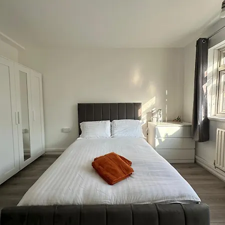 Homestay Modern In A 4 Bedroom Flat In London, Shared Bathroom! London