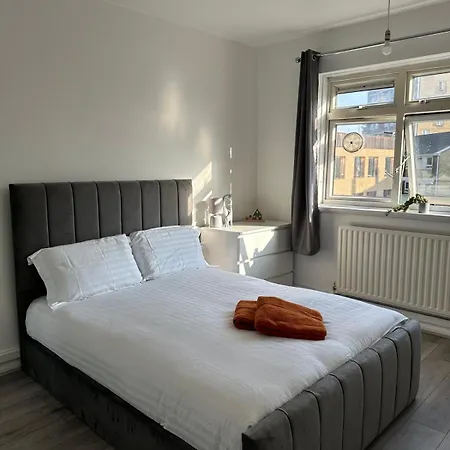 Homestay Modern In A 4 Bedroom Flat In London, Shared Bathroom! London