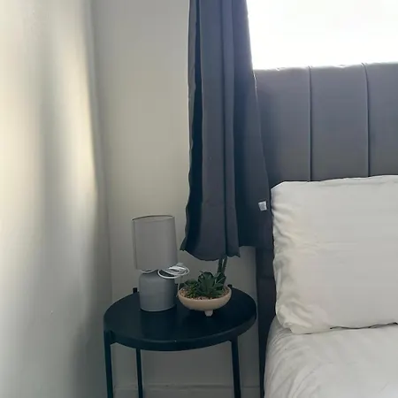 Modern In A 4 Bedroom Flat In London, Shared Bathroom! * London