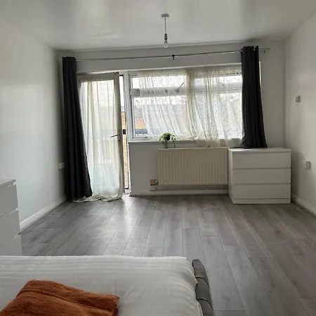 Modern In A 4 Bedroom Flat In London, Shared Bathroom!