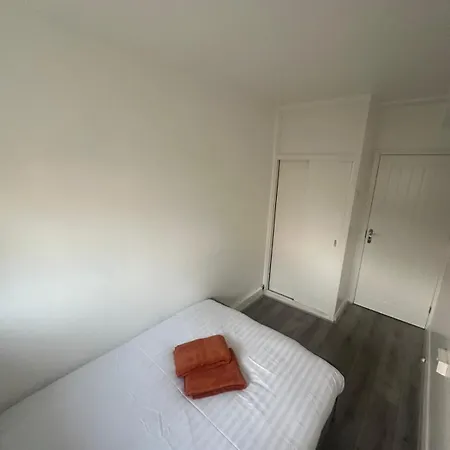 Modern In A 4 Bedroom Flat In London, Shared Bathroom! Homestay
