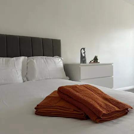 Modern In A 4 Bedroom Flat In London, Shared Bathroom! Homestay